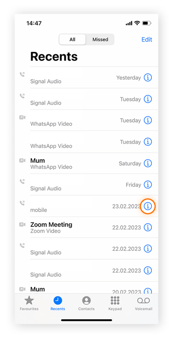 Vue de l’historique des appels récents sur iPhone. L’icône « i » située en regard d’un numéro est mise en surbrillance.